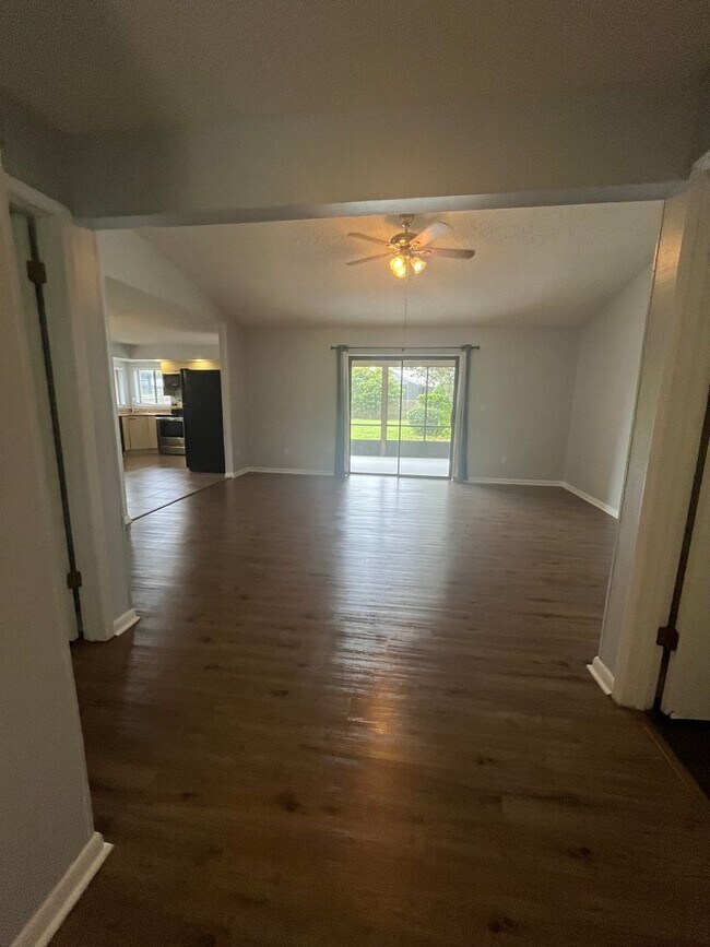 Building Photo - Super Cute 3bd 2bath! FENCED IN YARD !
