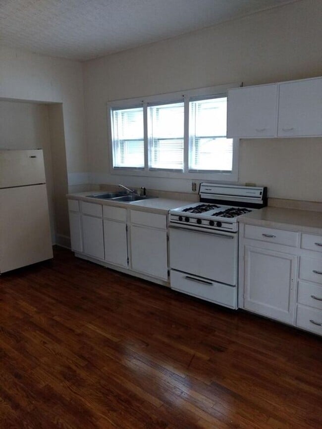 Building Photo - 704 E California Ave