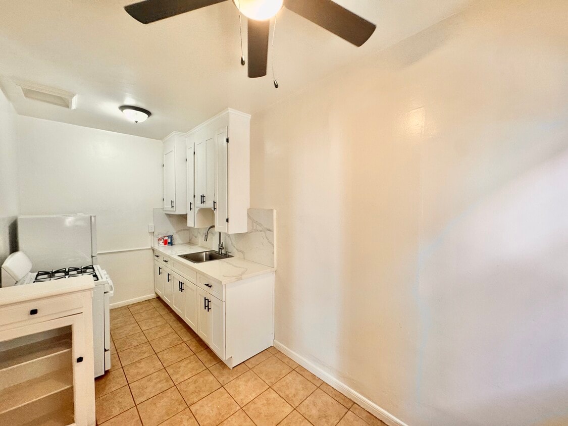 Foto principal - 608 S Dunsmuir Ave