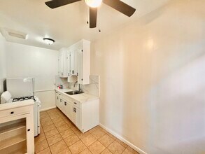 Building Photo - 608 S Dunsmuir Ave
