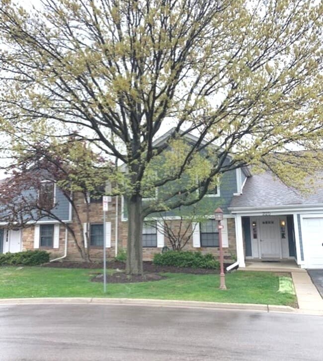 Building Photo - 225 Deerpath Ct