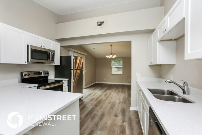 Building Photo - 2428 S Maple Ave