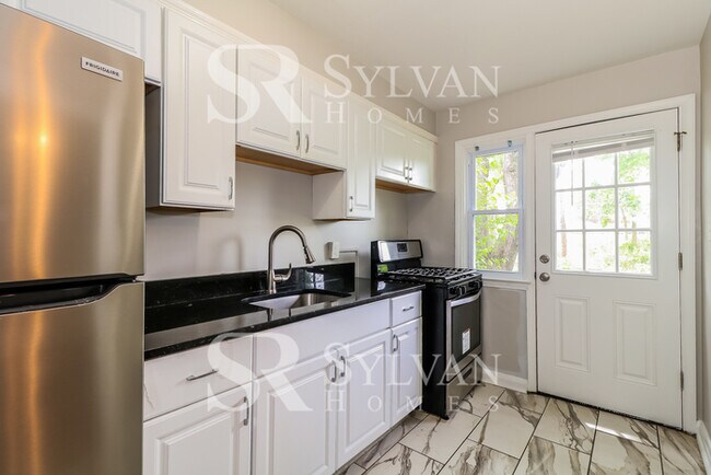 Foto del edificio - Lovely move-in ready 4-bedroom, 2-bath townhouse.