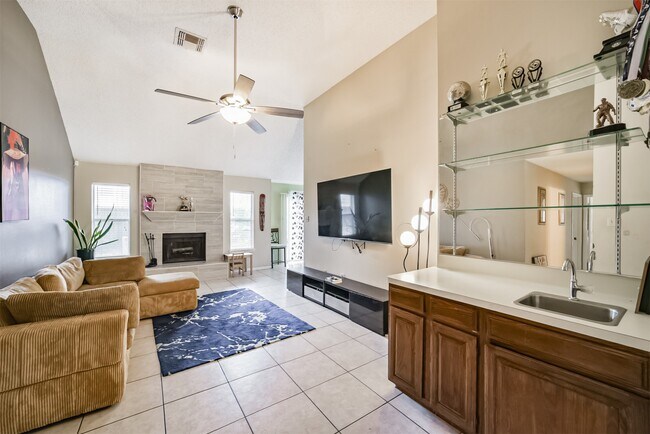 Foto del edificio - 15519 Montesa Dr