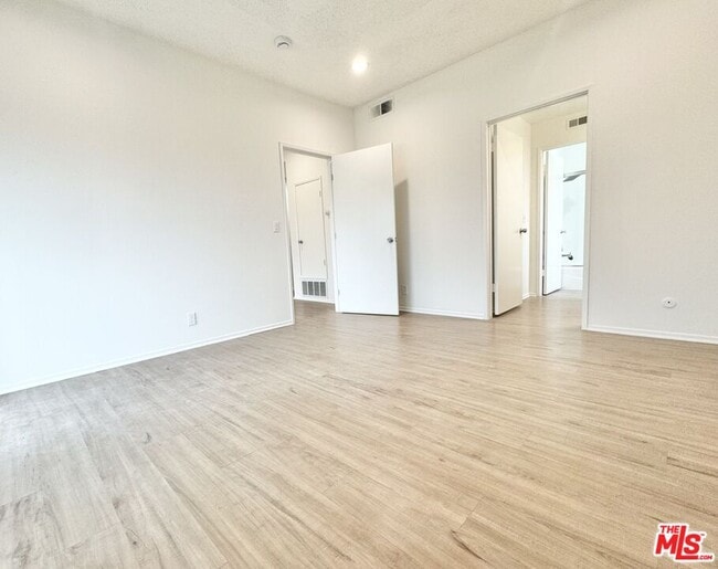 Foto del edificio - 12235 Magnolia Blvd