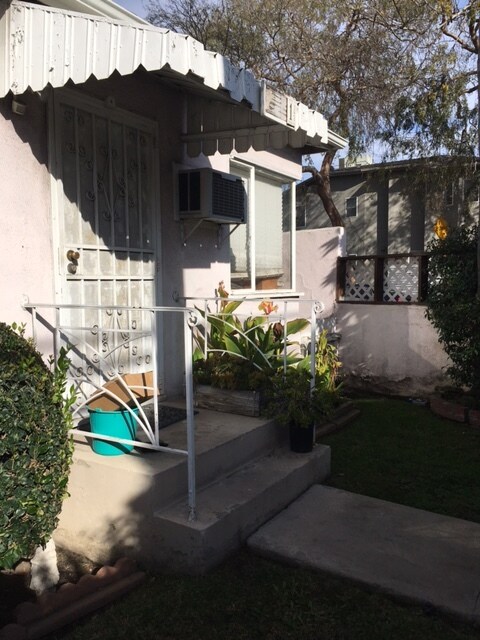 Foto del edificio - 9701 National Blvd