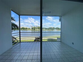 Building Photo - 2801 N Palm Aire Dr