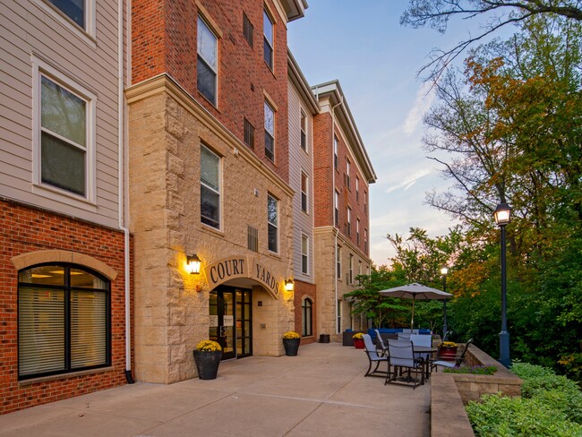 Foto del edificio - The Courtyards Apartments