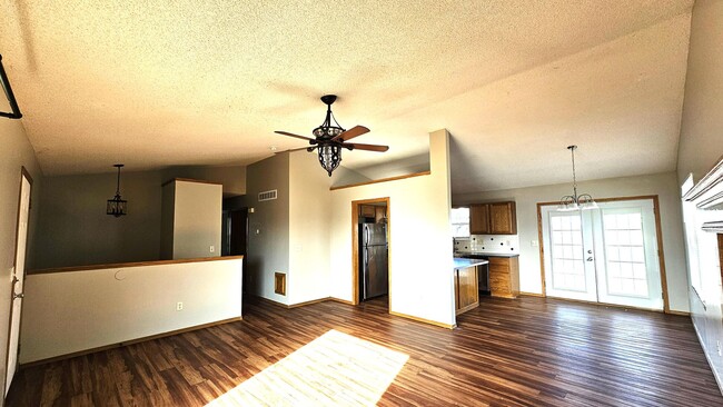 Foto del edificio - 4 bed, 3 bath Home w/ 2 car garage in Hays...