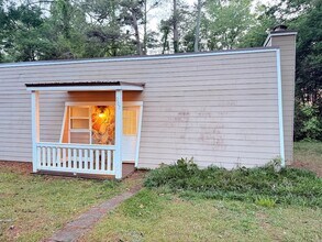 Building Photo - 205-207 Rustwood Dr
