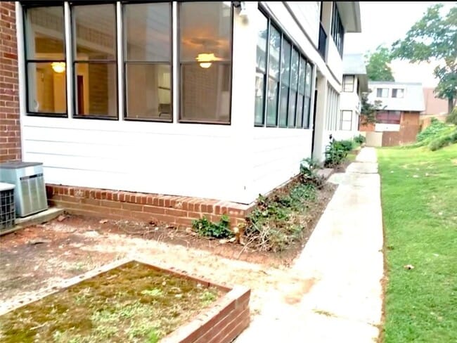 Building Photo - 145 Northwood Dr