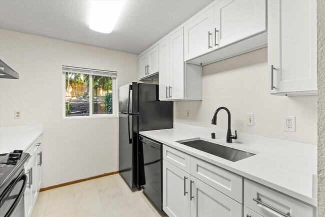 Building Photo - Well Maintained Condo