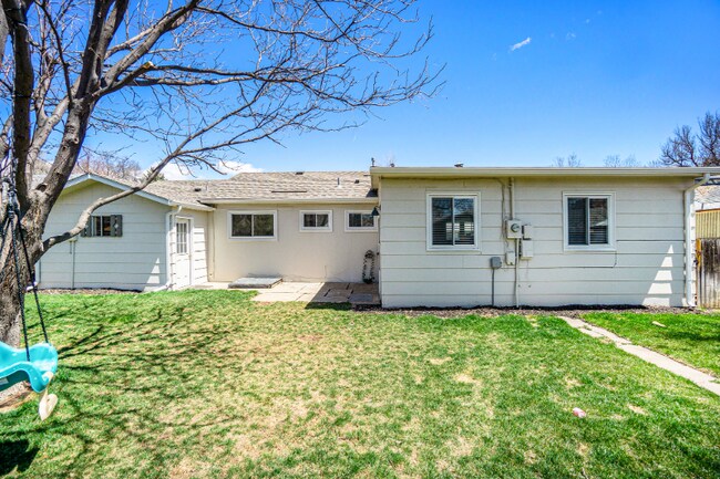 Building Photo - 221 Columbine Ct