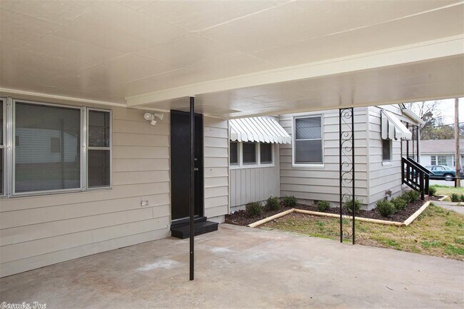 Building Photo - 3523 Flora St