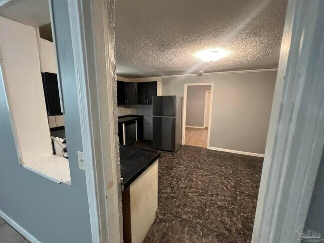 Building Photo - 203 Edison Dr