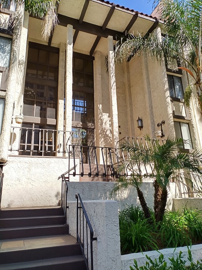 Building Entrance - 510 N Maryland Ave