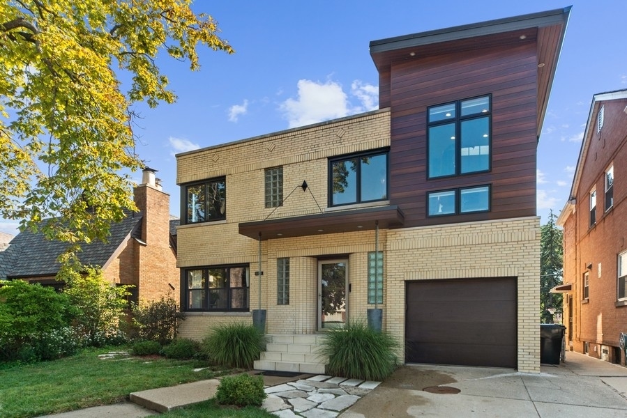 Primary Photo - 5915 N Forest Glen Ave