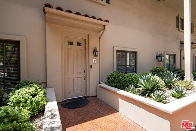 Foto del edificio - 851 N San Vicente Blvd