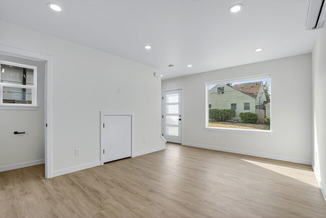 Building Photo - 5705 NE Cesar E Chavez Blvd