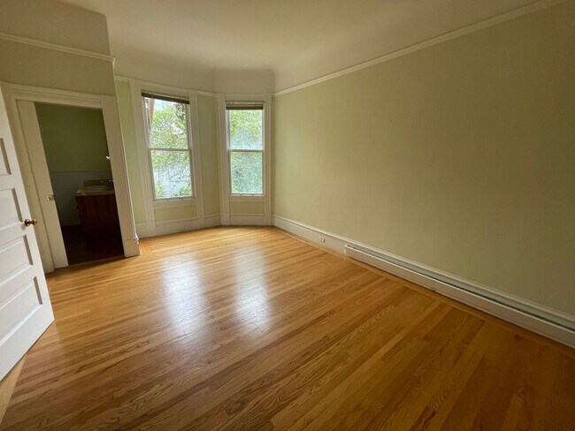 Foto del edificio - Charming Inner Richmond Gem: Spacious 1BR w/ Laundry On-Site, and Parking Included!