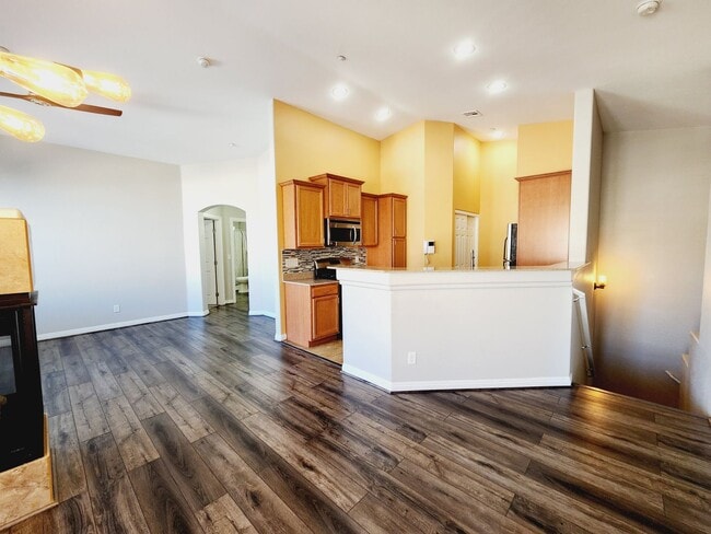 Building Photo - BEAUTIFUL 2BD/2BA TOWNHOME NEAR SILVERADO ...