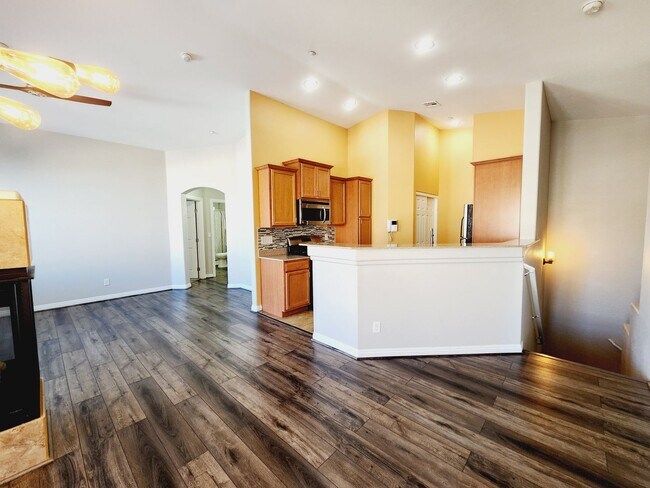 Foto del edificio - BEAUTIFUL 2BD/2BA TOWNHOME NEAR SILVERADO ...