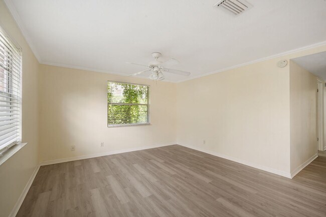 Building Photo - Move in Ready! Modern Style, Renovated 3 b...