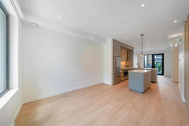 Building Photo - 606 Foster Ave