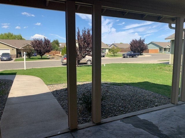 Building Photo - Beautiful 4 Bedroom 2 Bathroom Home with Yard and AC