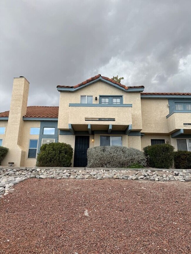Foto del edificio - Charming 2 Bed & 2.5 Bath Townhome with Mo...