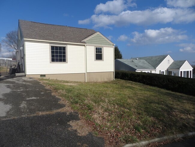 Building Photo - Radford, 4BR / 4BA, Available Now
