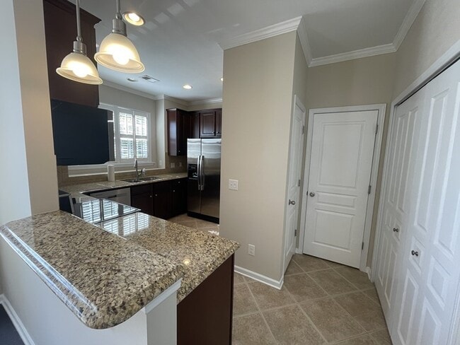 Building Photo - Beautiful END-UNIT 3BR 2.5BA Townhouse in ...