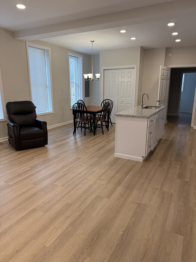 Foto del edificio - 732 W 3rd St