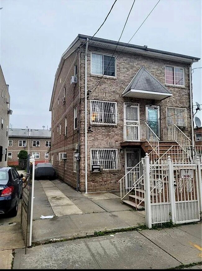 Building Photo - 759 Warwick St