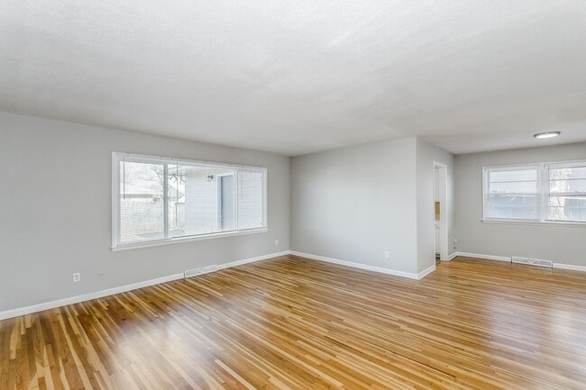 Building Photo - Very Large 3 Bedroom Home, All One Level!