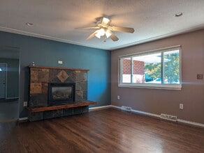 Building Photo - 305 Cottonwood Ct