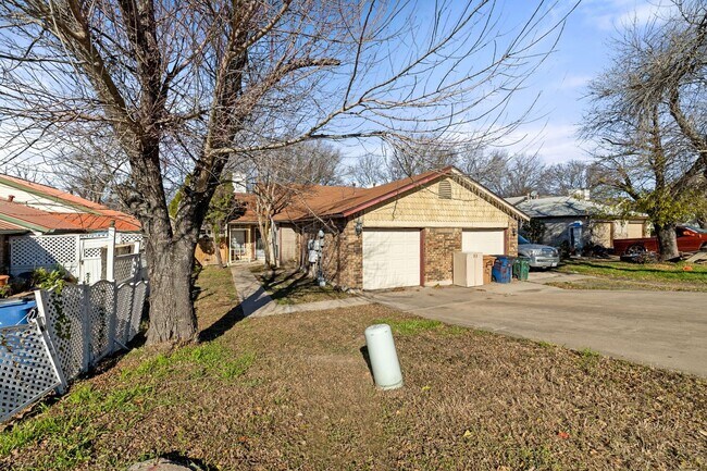 Foto del edificio - 12130 Thompkins Dr