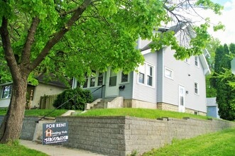 Building Photo - 266 Belvidere St E