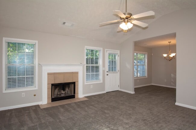 Building Photo - BEAUTIFUL 3 BEDROOM / 2 BATH HOME WITH PRIVACY FENCE!