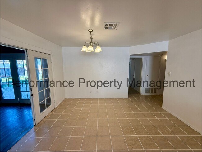 Foto del edificio - Stunning 4 Bed/2 Bath NE Home w/ Solar, RB...
