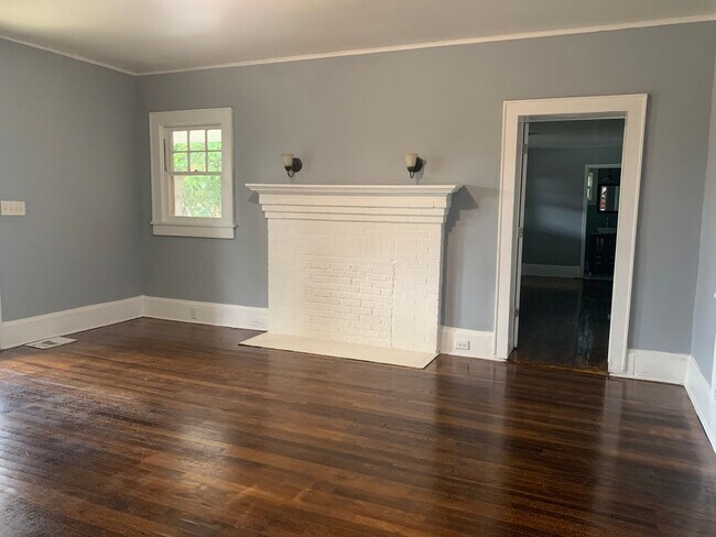 Building Photo - Spacious Five Bedroom Home!