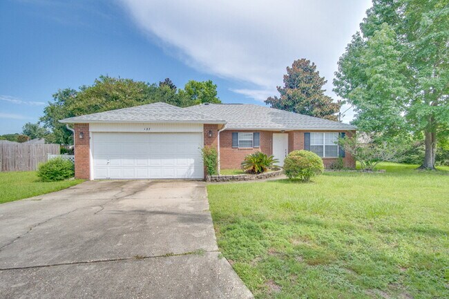 Foto del edificio - Spacious 3/2 Brick Home with Screened Porc...