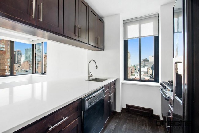 Building Photo - 300 E 62nd St