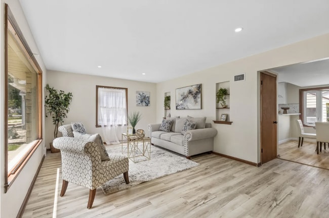 Building Photo - 3833 S 58th St