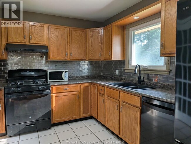 Building Photo - 3130 Academy Dr