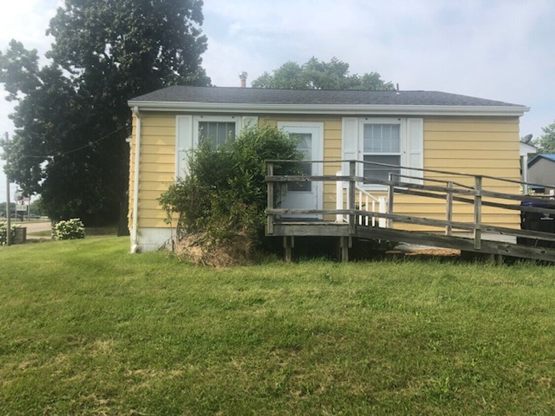 Foto principal - Neat 3 BR house in south Bloomington. Hard...