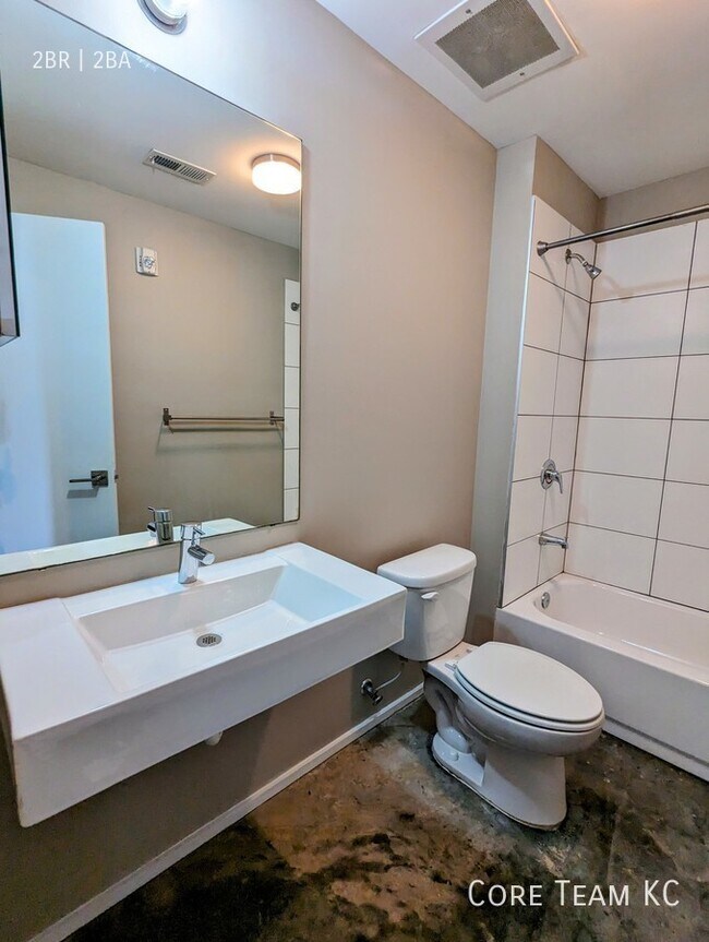 Building Photo - LARGE two bedroom