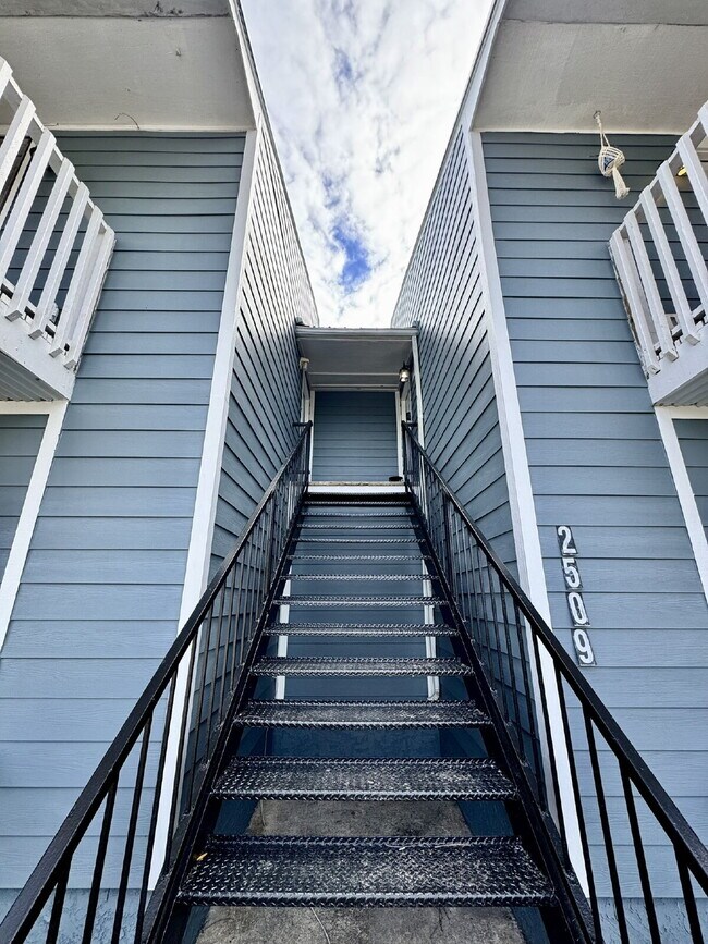 Foto del edificio - 2nd Floor - 2 Bedroom, 1 Bath in St. Andrews Area