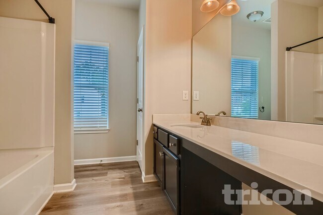 Building Photo - 451 Fredrick Dr