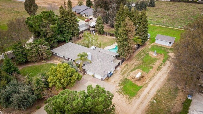 Building Photo - Clovis Ranch style 4 bedroom with Pool on ...